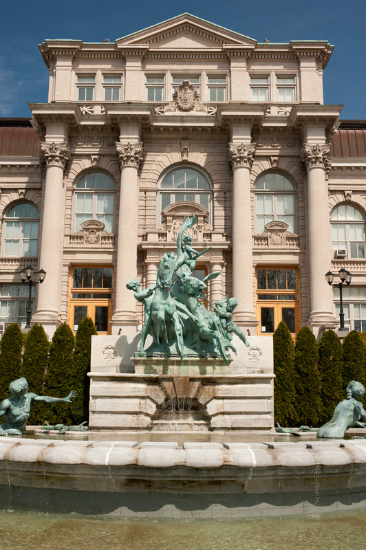<b>Fountains Are The Life Source of Gardens through History</b><br />Fountain of Life in front of the Library Building, The New York Botanical Garden (photo by Ivo M. Vermeulen)