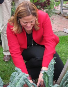 Speaker Mark-Viverito pitches in at the Family Garden