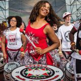 Músicos de Batala New York tocando bateria.