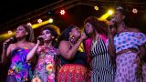 Liniker e os Caramelows performing.