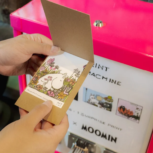 Find your favorite Moomin moments in miniature with the NYBG × Inciardi Prints × Moomin Mini Print Vending Machine at @nybgshop! 🍃✨

Each of the prints features the residents of Moominvalley in bright seasonal colors as part of Summer of Moomin, an activation in the Everett Children’s Adventure Garden that invites kids and families to step into the imaginative, natural world of artist and author Tove Jansson.

Be sure to grab a print starting this Wednesday, while supplies last, when you drop by NYBG for this joyous Moomin experience!